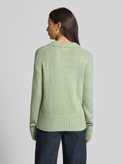 Frauenmodel trägt Strickpullover mit V-Ausschnitt von Fynch-Hatton in Mint, Baumwoll-Mix, Lockerer-Schnitt, Gerippte-Abschlüsse, Ganzkörperansicht Rückansicht.