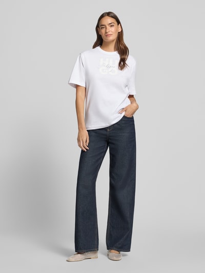 Kobiece model nosi damski t-shirt Regular Fit T-Shirt aus reiner Baumwolle Modell 'Dashire_5' od HUGO, biały, gładka faktura, Ganzkörperansicht von vorne