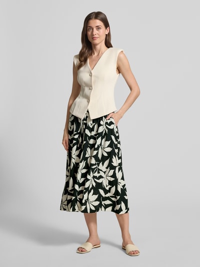 Frauenmodel trägt Relaxed Fit Ausgestellter Midi-Rock aus Viskose-Mix von s.Oliver RED LABEL mit floralem Allover-Muster, Popeline-Textur, Ganzkörperansicht von vorne.