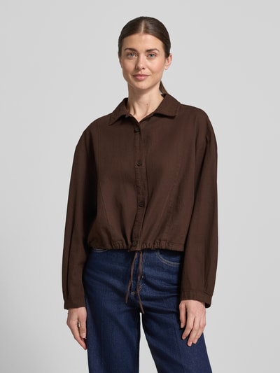Frauenmodel trägt Relaxed Fit Hemdjacke aus Baumwoll-Leinen-Mix Modell 'Formente' von OPUS, dunkelbraun, Hemdblusenkragen, Knopfleiste, Rückenlänge 44 cm, Ärmellänge 52 cm, Ganzkörperansicht von vorne.