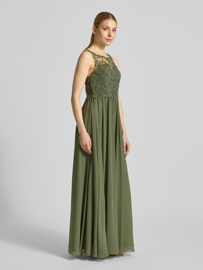 Frauenmodel trägt Midikleid mit Spitze und Ziersteinbesatz von Laona, olivgrüner Chiffon, A-Linie, Ganzkörperansicht von vorne.