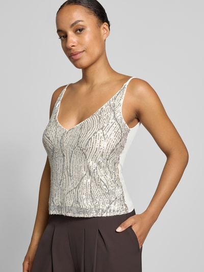 Frauenmodel trägt Regular Fit Top mit Allover-Pailettenbesatz von Swing in Silber-Weiß, V-Ausschnitt, Spaghettiträger, elastischer Material-Mix, Nahaufnahme Oberkörper.