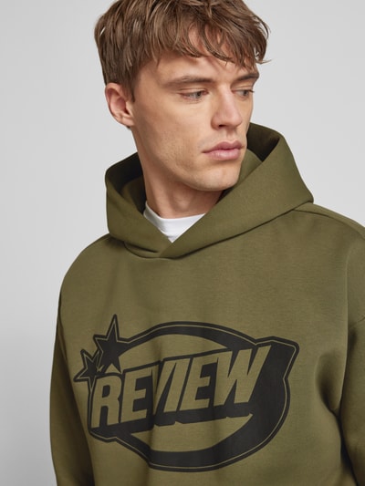 REVIEW Hoodie mit Label-Print Oliv 3