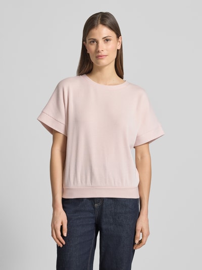 Frauenmodel trägt Sweatshirt mit 1/2-Arm Modell 'Gimos' von OPUS in zartem Rosa, Baumwoll-Mix, Regular Fit, Ganzkörperansicht von vorne.
