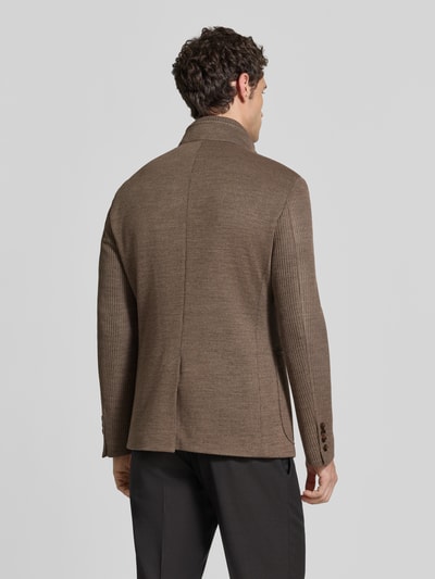Männermodel trägt Slim Fit Sakko mit Woll-Anteil Modell 'Hypetar' von JOOP! COLLECTION in Braun, glatte und gerippte Texturen, Ganzkörperansicht Rückansicht.