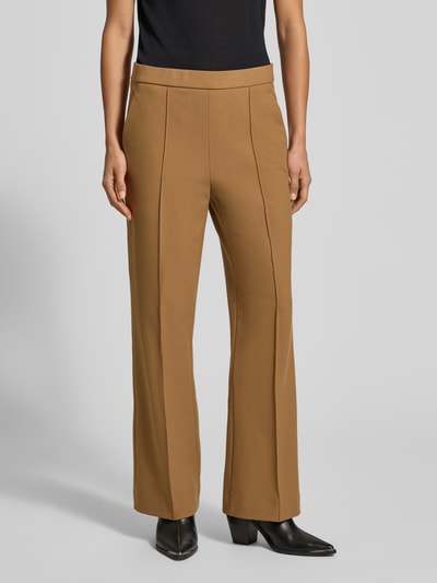 Frauenmodel trägt Gerade Hose mit fixierten Bügelfalten Modell 'RENEE' von Raffaello Rossi in Braun, glatte Textur, Ganzkörperansicht von vorne. Damen Gerade Hose von Raffaello Rossi