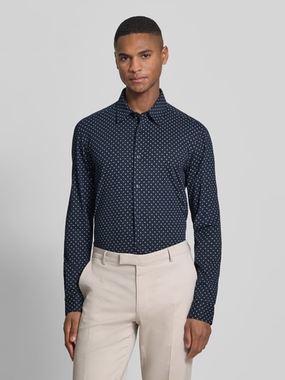 Männermodel trägt Slim Fit Businesshemd aus Baumwoll-Mix Modell 'P-ROAN-K-F-261' von BOSS, Optik: Allover-Muster, Ganzkörperansicht von vorne.