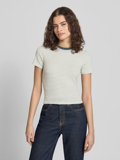 Frauenmodel trägt Regular Fit T-Shirt mit Viskose-Anteil Modell 'LUPE' von Only, mehrfarbig gestreift, Jersey, Ganzkörperansicht von vorne.