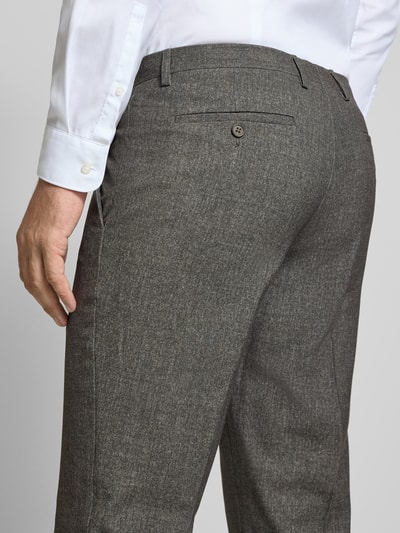 Männermodel trägt Slim Fit Hose mit Viskose-Anteil von MCNEAL in Grau mit Gesäßtasche und Bügelfalten, Nahaufnahme Rückansicht. Herren Hose, elastischer Material-Mix.