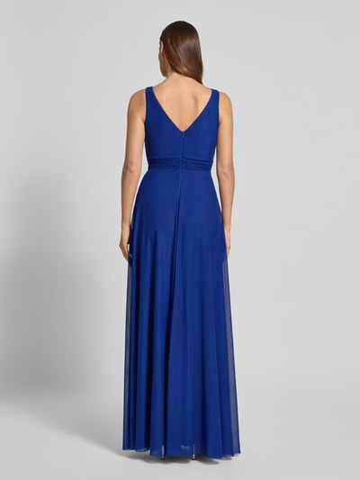 Vrouwenmodel draagt Avondjurk met V-hals en vetersluiting aan de achterkant van TROYDEN COLLECTION in blauw, Maxi-jurk, Ruglengte 140 cm, Tailleriem, tailored fit, Wickellook, Ganzkörperansicht Rückansicht.