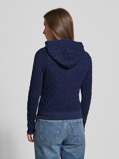 Vrouwenmodel draagt Regular Fit Gebreid jack met ritssluiting van Polo Ralph Lauren, puur katoen, capuchon, steekzakken, ribboorden, labelstitching, ruglengte bij maat S 51 cm, borstwijdte 58 cm, mouwlengte 60 cm, donkerblauw, gebreide textuur, achterkantaanzicht.