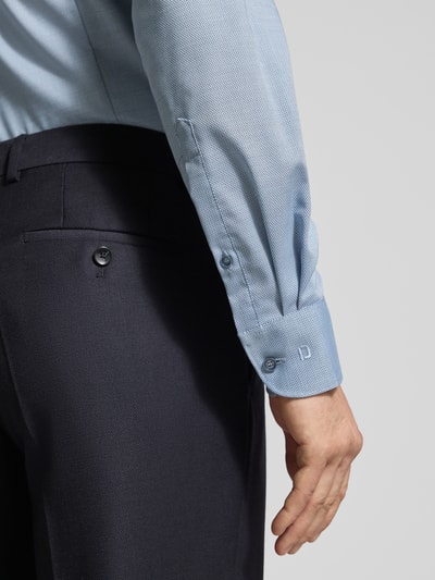 Männermodel trägt Slim Fit Freizeithemd mit Kentkragen von OLYMP Level Five aus elastischem Baumwoll-Mix, Langärmelig, Nahaufnahme Unterarm.