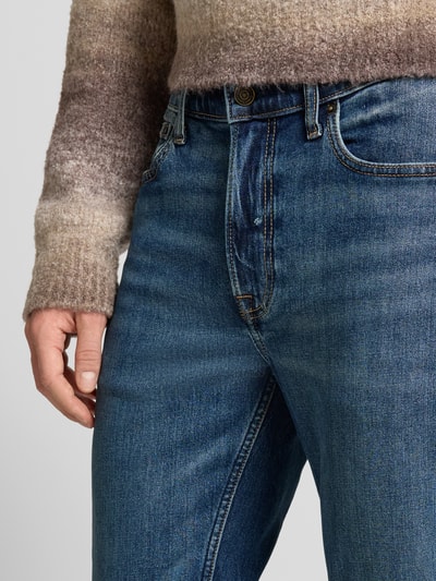 Männermodel trägt Jeans mit 5-Pocket-Design von Calvin Klein Jeans in Blau, Baumwoll-Elasthan, Slim Fit, Nahaufnahme Oberkörper.