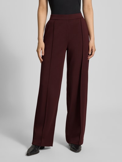 Frauenmodel trägt Relaxed Fit Weite Hose aus Modal-Mix Modell 'Melane Chill' von OPUS in Dunkelrot, glatte Textur, Ganzkörperansicht von vorne, Damen Weite Hose von OPUS.