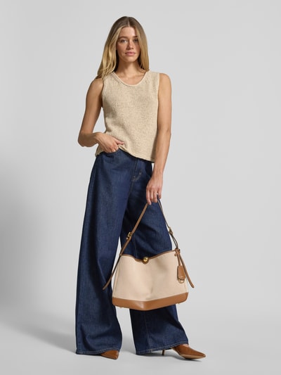 Kobieta modelka trzyma Shoulder Bag mit Logo-Detail Modell 'Fera' od FURLA, beżowe i brązowe odcienie, regulowany pasek, główna przegroda z zapięciem na magnes, detal z logo, szerokość w rozmiarze 1: 40 cm, długość w rozmiarze 1: 26 cm, głębokość w rozmiarze 1: 9 cm, długość paska na ramię w rozmiarze 1: 74 cm, pełny widok z przodu