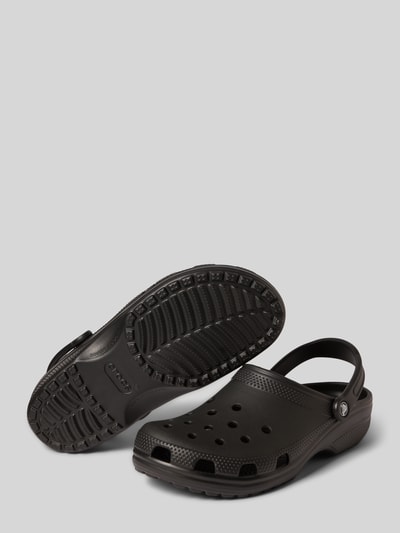 Produktfoto, Clogs mit Label-Detail von Crocs in zwart met afgeronde punt, comfortmodel, labeldetail, verstelbare riempjes, hakhoogte maat 43/44: 5 cm