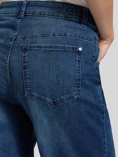 Frauenmodel trägt Straight Fit Jeans im 5-Pocket-Design von Christian Berg Woman aus elastischem Baumwoll-Mix, Detailaufnahme Gesäß.