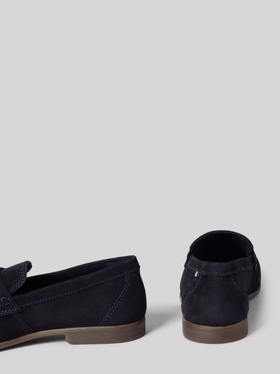 Produktfoto, Loafer aus echtem Leder mit Logo-Detail Modell 'Trip' von bugatti in dunklem Blau, abgerundete Passform, profilierte Sohle, Absatzhöhe 2 cm, Schafthöhe 8 cm, Schaftweite 6 cm.