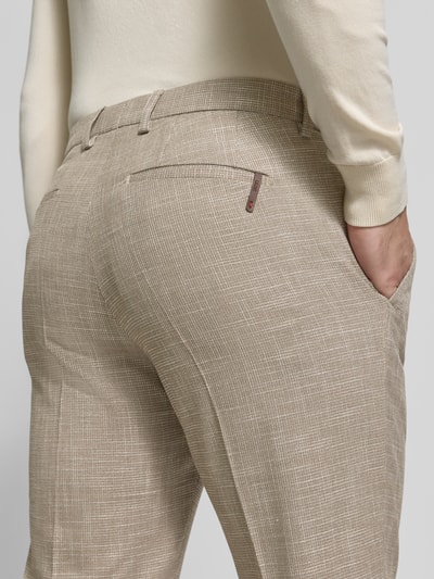 Männermodel trägt Regular Fit Anzug aus Viskose-Mix Modell 'Dalotti' von CINQUE in Beige mit feinem Karomuster, Detailaufnahme Rückansicht.