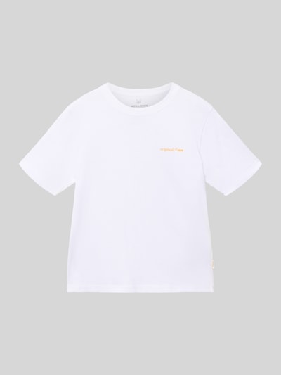 Produktfoto, dziecięcy t-shirt z bawełny o prostym kroju, okrągły dekolt, nadruk z napisem i logo, nadruk z motywem na plecach, model 'MONTAUK' od Jack & Jones, długość tyłu w rozmiarze 140: 52 cm, biały kolor, gładka tekstura