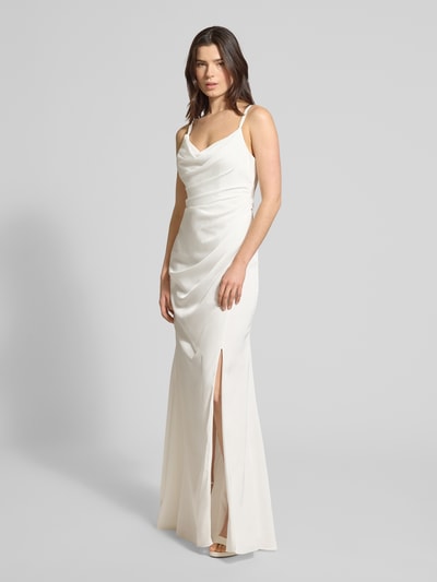 Kobiece modelka nosi Regular Fit Abendkleid mit Zierschleife von Luxuar, satyna, krój regular fit, ozdobna kokarda, plisy, cienkie ramiączka, rozporek, dekolt na plecach, długość tyłu w rozmiarze 36: 136 cm, szerokość w rozmiarze 36: 43 cm, sukienka w kolorze jasnym, gładka tekstura, całkowity widok z przodu.
