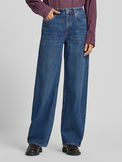 Vrouwenmodel draagt Relaxed Fit Jeans uit puur katoen van DRYKORN, knoop- en ritssluiting, 5-pocketmodel, blauwe denim, vooraanzicht volledige lichaam. Bandwijdte maat 27/32: 39 cm, binnenbeenlengte maat 27/32: 78 cm.