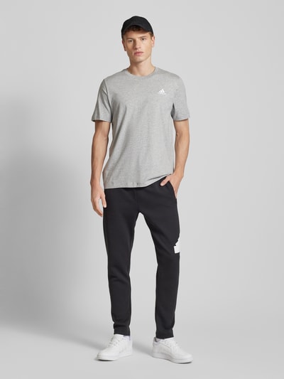 ADIDAS SPORTSWEAR T-shirt met labelstitching Lichtgrijs - 1