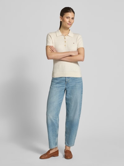 Vrouwenmodel draagt Slim Fit Poloshirt uit puur katoen van Tommy Hilfiger, effen kleuren, kabelpatroon, logodetail, volledige vooraanzicht