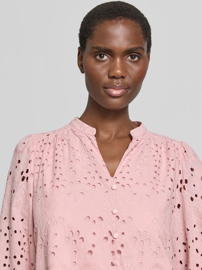 Frauenmodel trägt Knielanges Kleid mit Lochstickerei von More & More in Rosa, Baumwoll-Mix, A-Linie, Nahaufnahme Oberkörper. Rückenlänge bei Größe 36: 98 cm, Brustweite bei Größe 36: 42 cm, Ärmellänge bei Größe 36: 46 cm.