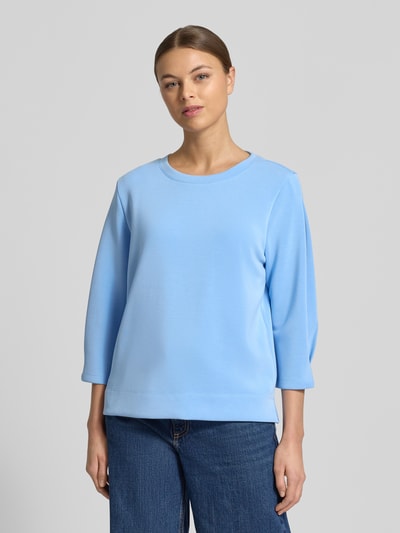 Frauenmodel trägt Comfort Fit Sweatshirt aus Modal-Mix von s.Oliver RED LABEL in Hellblau, unifarben, 3/4-Arm, Rundhals, Nahaufnahme Oberkörper.