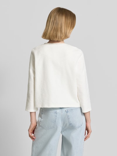 Modelka nosi Regular Fit Jacke mit Zierbordüre von More & More, elastyczna mieszanka materiałów z mieszanką bawełny, kolor biały, długość tyłu 48 cm, długość rękawów 47 cm, widok całej sylwetki z tyłu.