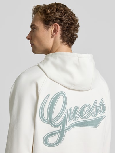GUESS Bluza z kapturem o kroju relaxed fit z mieszanki bawełny z naszywką z logo Złamany biały 3
