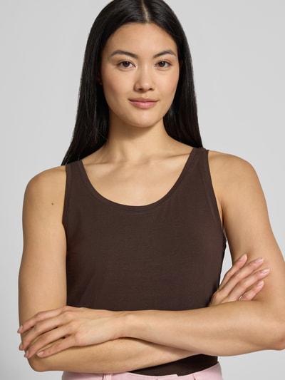 Frauenmodel trägt Slim Fit Tanktop aus Baumwoll-mix von s.Oliver RED LABEL in Dunkelbraun, glatte Oberfläche, Nahaufnahme Oberkörper.