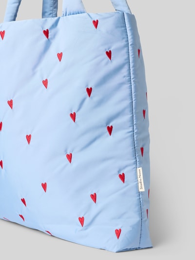 Produktfoto, Tote Bag mit Allover-Motiv-Stitching Modell 'Puffy' von STUDIO NOOS in Hellblau mit kleinen roten Herzmotiven, sichtbare strukturierte Oberfläche, Damen Bag mit offenem Hauptfach und Tragehenkel, Breite 57 cm, Länge 43 cm, Tiefe 8 cm, Länge Schulterriemen 72 cm.