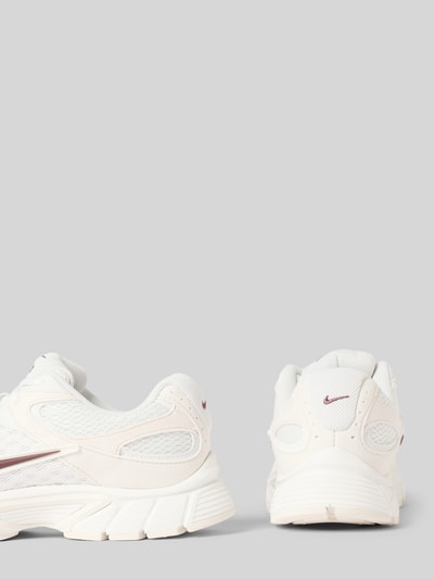 Produktfoto, Sneaker mit Logo-Detail Modell 'V5 RNR S' von Nike in Weiß mit roten Logo-Akzenten, Damen Sneaker von Nike.
