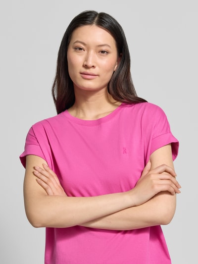 Frauenmodel trägt Loose Fit Damen T-Shirt aus reiner Baumwolle Modell 'IDAARA' von Armedangels in Optik: Unifarben mit Logo-Stitching, Rundhals-Ausschnitt, Kurzarm, Materialverarbeitung: Jersey, Nahaufnahme Oberkörper.