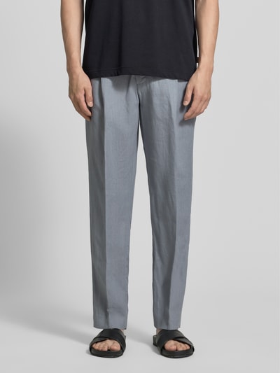Männermodel trägt Straight Fit Leinenhose mit Bügelfalten von JAKE*S STUDIO MEN in Hellgrau, Eingrifftaschen, Ganzkörperansicht von vorne.