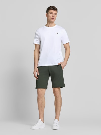 Männermodel trägt Regular Fit T-Shirt mit Rundhalsausschnitt von PAUL SMITH aus Reiner Baumwolle mit Stitching, Ganzkörperansicht von vorne.