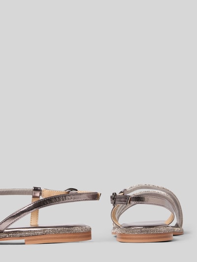 Produktfoto, Sandalette mit Ziersteinbesatz von ALMA EN PENA, metallische Farbtöne, glatte Sohle, Dornschließe, Absatzhöhe 2 cm, Schaftweite 7 cm, klare Linien und feine Texturen, Größe 40.