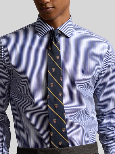 Männermodel trägt Regular Fit Businesshemd aus reiner Baumwolle von Polo Ralph Lauren, gestreift, kentkraag, lange mouw, logo-stitching, unifarben, katoenen stof, knoopsluiting, manchet met 1 knoop, aanpasbaar, detailopname bovenlichaam