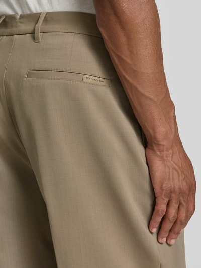 Männermodel trägt Weite HOSE mit Woll-Anteil Modell 'MOSSBO DFB' von Marc O'Polo aus der DFB Travel Collection, Nahaufnahme Rückansicht.