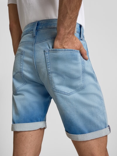 Männermodel trägt Jeansshorts im Destroyed-Look Modell 'RICK' von Jack & Jones in hellem Blau, Baumwoll-Mix, Rückansicht, Nahaufnahme Oberschenkel.