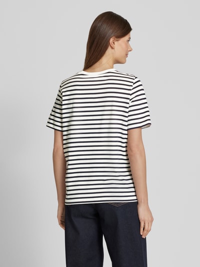 s.Oliver RED LABEL Relaxed Fit T-Shirt aus reiner Baumwolle mit Herz-Stickerei Marine 5