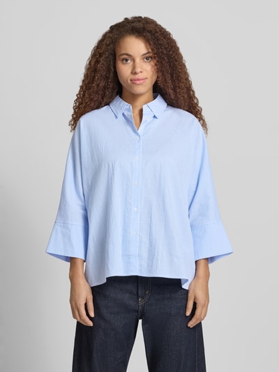 Frauenmodel trägt Boxy Fit Bluse aus reiner Baumwolle Modell 'AUGUSTA' von Only, Optik:Allover-Muster, gestreift, Ganzkörperansicht von vorne.