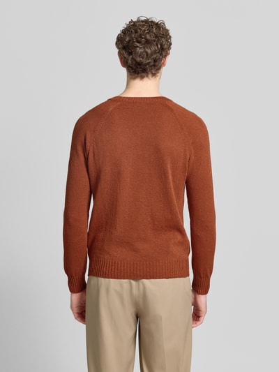 Männermodel trägt Strickpullover aus Baumwoll-Kaschmir-Mix mit Rundhalsausschnitt von GRAN SASSO, Braun, Bouclé-Optik, Slim-Fit, Ganzkörperansicht Rückansicht. Rückenlänge bei Größe 50: 68 cm, Ärmellänge 68 cm.