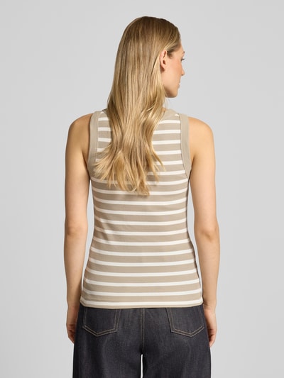 Modelka nosi top Tanktop z prążkowaną fakturą model 'OLINA' od Drykorn, bawełna, dopasowany krój, okrągły dekolt, długość tyłu w rozmiarze S: 55 cm, widok całej sylwetki z tyłu.
