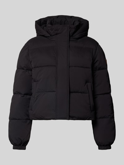 Produktfoto, Cropped Steppjacke mit Eingrifftaschen von GUESS in Schwarz, gerade Passform, durchgehender Reißverschluss, elastische Ärmelabschlüsse, glatte wattierte Oberfläche, dezente Struktur, für Damen