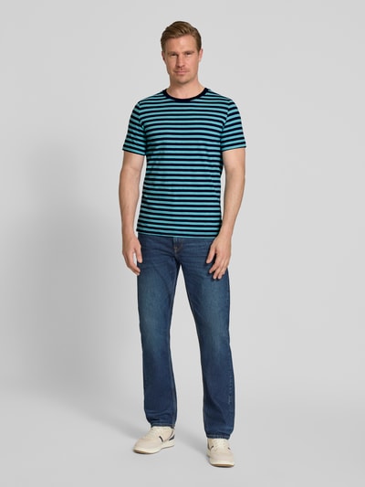 Männermodel trägt Regular Fit T-Shirt aus reiner Baumwolle von s.Oliver RED LABEL mit Optik:Allover-Muster, gestreift, Rundhals, Kurzarm, Ganzkörperansicht von vorne.