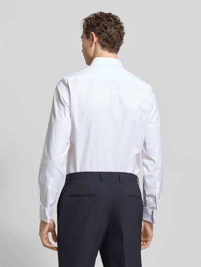 Męski model nosi Slim Fit Business-Koszula z listwą guzikową od ETERNA, biała bawełna, kołnierzyk typu cutaway, długość tyłu 80 cm, szerokość ramion 44 cm, długość rękawów 69 cm, widok całej sylwetki od tyłu.