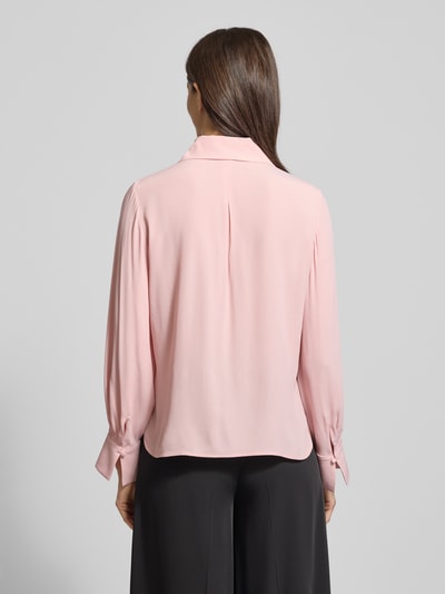 Frauenmodel trägt Loose Fit Blusenshirt mit Seiden-Anteil von Luisa Cerano in zartem Rosaton, fließende Textur, Ganzkörperansicht Rückansicht. Damen Blusenshirt, Hemdblusenkragen, Schlüsselloch-Ausschnitt, Raffungen, Rückenlänge bei Größe 36: 62 cm, Ärmellänge: 65 cm.